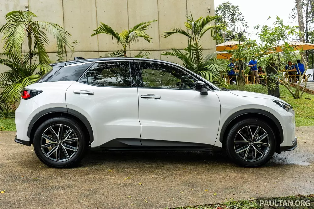 Lexus LBX dùng khung gầm TNGA với Toyota Yaris phiên bản toàn cầu. Lexus LBX dùng khung gầm TNGA với Toyota Yaris phiên bản toàn cầu.