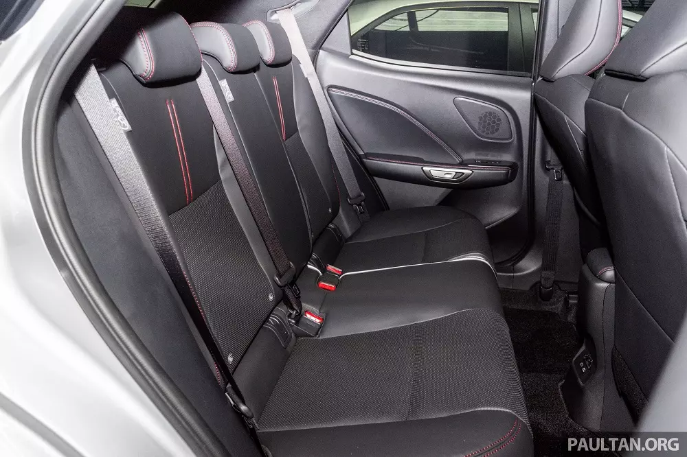 Hàng ghế sau của Lexus LBX không có cửa gió điều hòa và khá chật Hàng ghế sau của Lexus LBX không có cửa gió điều hòa và khá chật