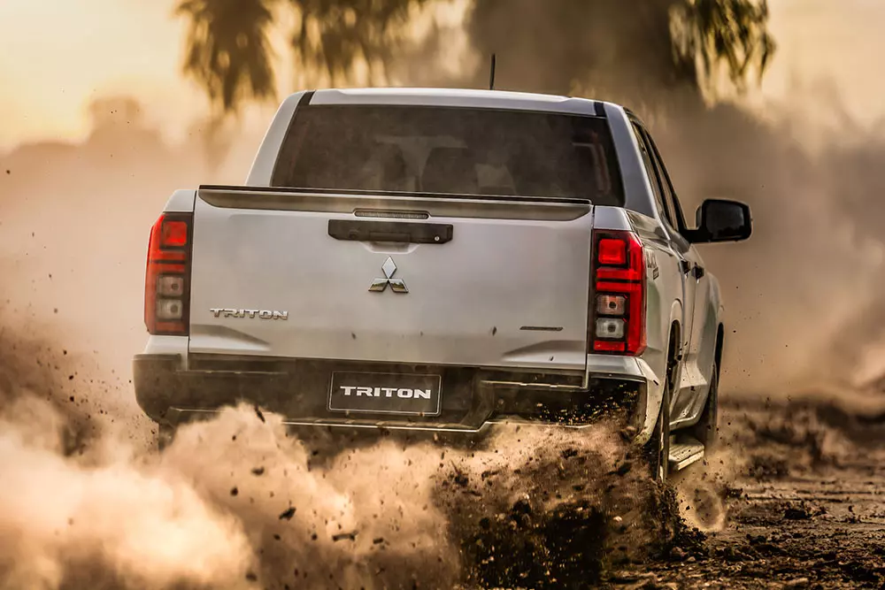 Tay nắm trên cửa thùng hàng của Mitsubishi Triton Black Edition Tay nắm trên cửa thùng hàng của Mitsubishi Triton Black Edition