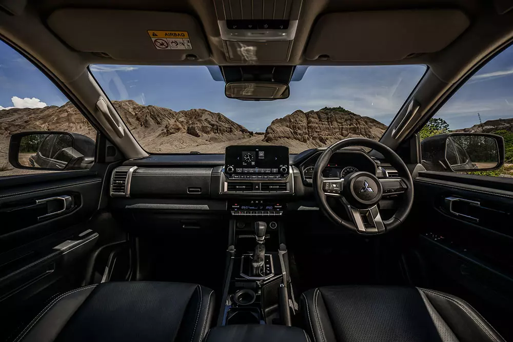 Nội thất của Mitsubishi Triton Black Edition cũng sở hữu tông màu đen chủ đạo. Nội thất của Mitsubishi Triton Black Edition cũng sở hữu tông màu đen chủ đạo.