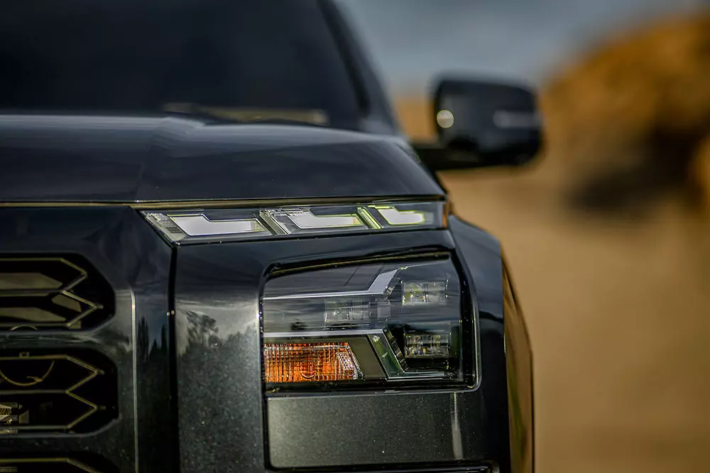 Đèn pha LED toàn phần của Mitsubishi Triton Black Edition Đèn pha LED toàn phần của Mitsubishi Triton Black Edition