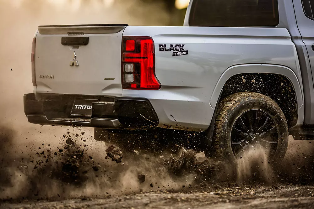 Mitsubishi Triton Black Edition dùng động cơ diesel tăng áp 2.4L mới Mitsubishi Triton Black Edition dùng động cơ diesel tăng áp 2.4L mới