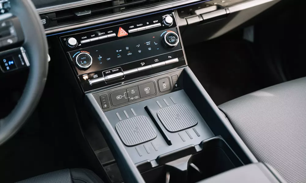 Hyundai Santa Fe 2025 có 2 sạc điện thoại không dây