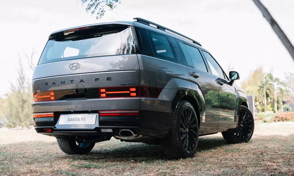 Hyundai Santa Fe 2025 được thiết kế theo phong cách vuông vức như SUV hạng sang Range Rover