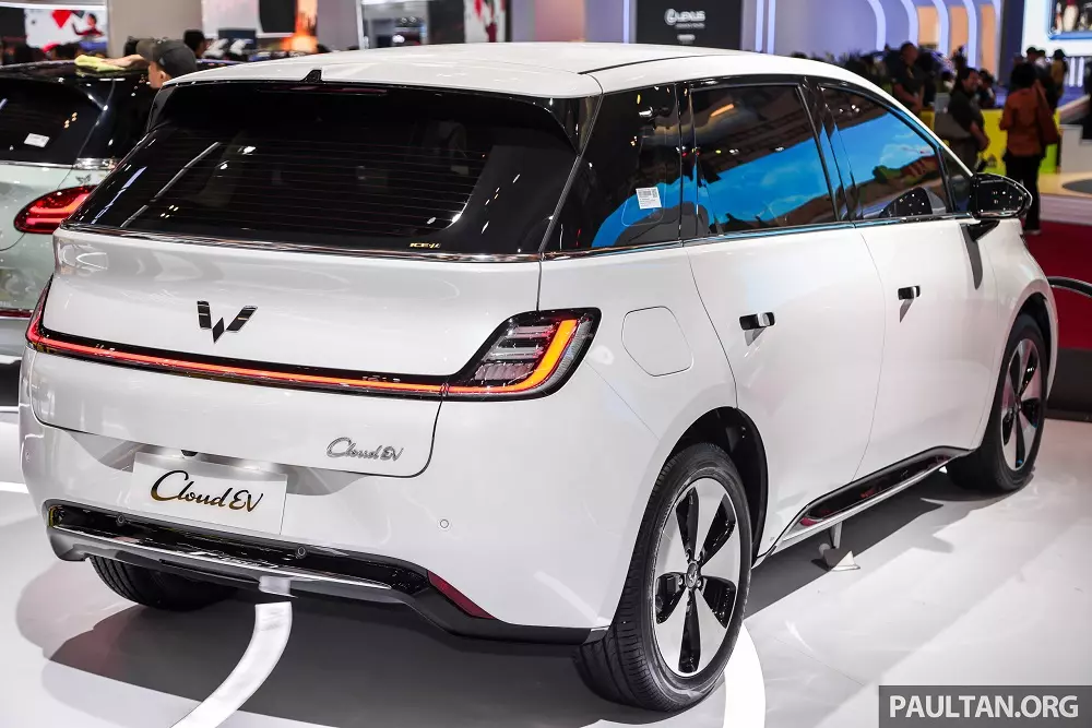 Nếu về Việt Nam, Wuling Cloud EV sẽ cạnh tranh với BYD Dolphin. Nếu về Việt Nam, Wuling Cloud EV sẽ cạnh tranh với BYD Dolphin.