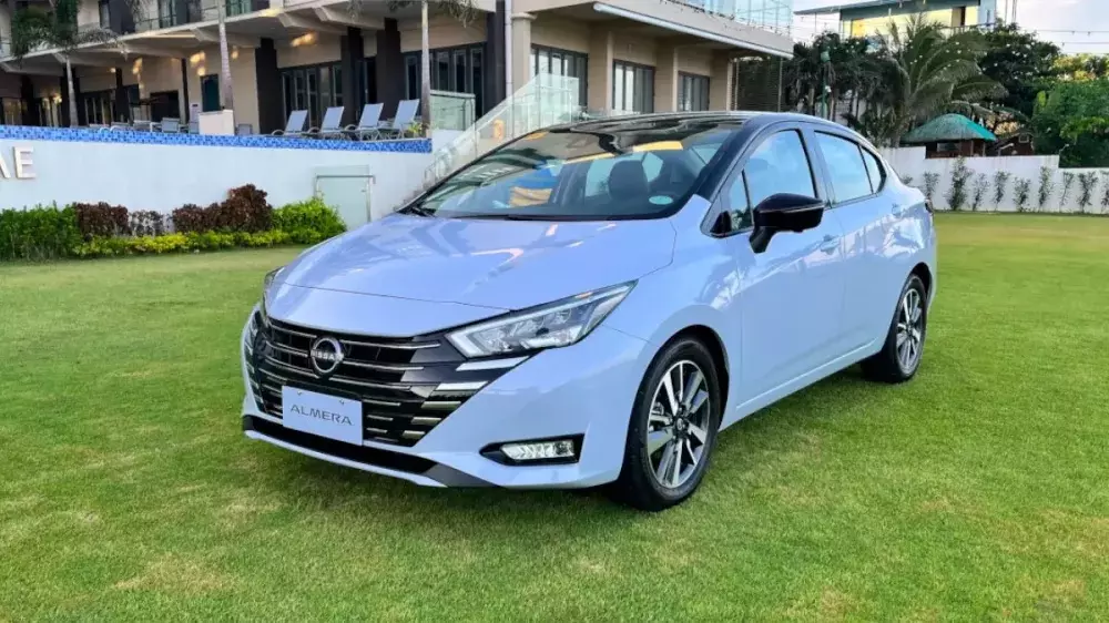Nissan Almera 2025 với màu sơn xám mới.