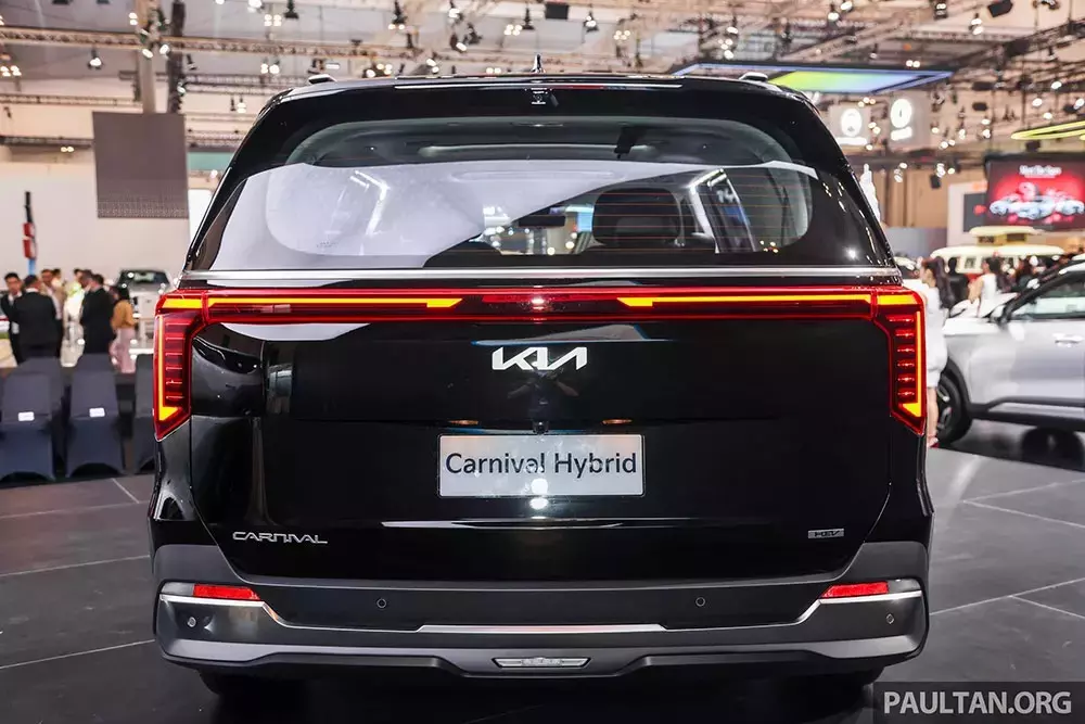 Đèn hậu mới cũng là điểm nhấn của Kia Carnival 2025 Đèn hậu mới cũng là điểm nhấn của Kia Carnival 2025