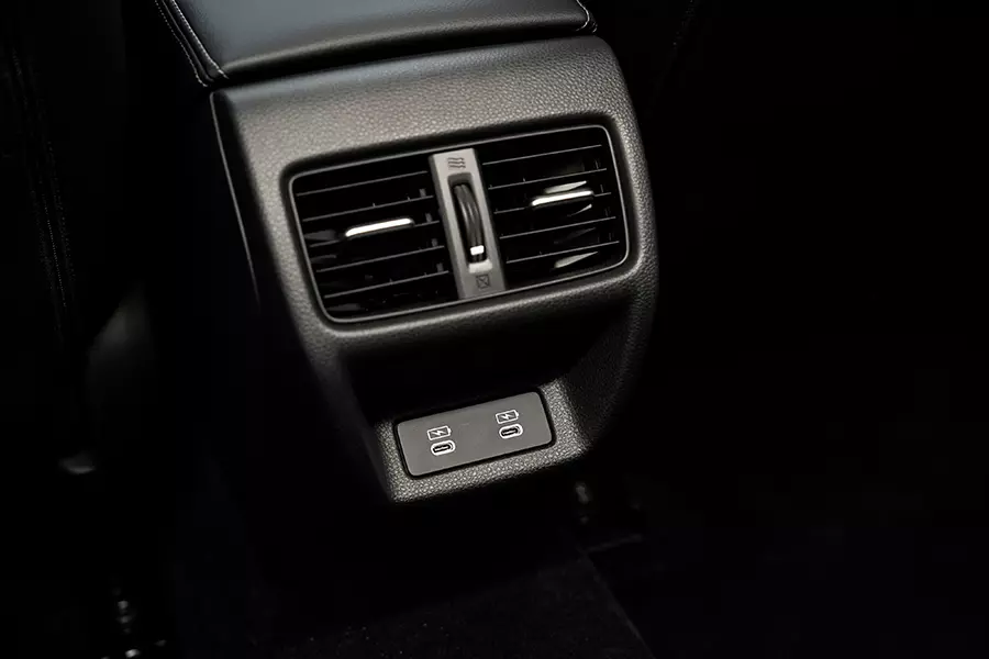 Honda Civic 2025 có thêm cửa gió phía sau và 4 cổng USB Type C mới. Honda Civic 2025 có thêm cửa gió phía sau và 4 cổng USB Type C mới.