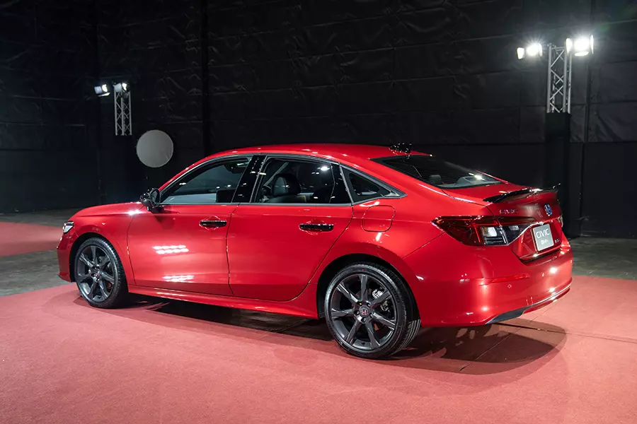 Honda Civic e:HEV RS 2025 có thiết kế thể thao hơn. Honda Civic e:HEV RS 2025 có thiết kế thể thao hơn.