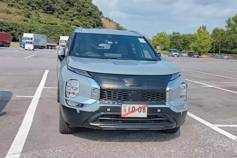 Mitsubishi Outlander 2025 được thay đổi ở cả lưới tản nhiệt và cản trước Mitsubishi Outlander 2025 được thay đổi ở cả lưới tản nhiệt và cản trước