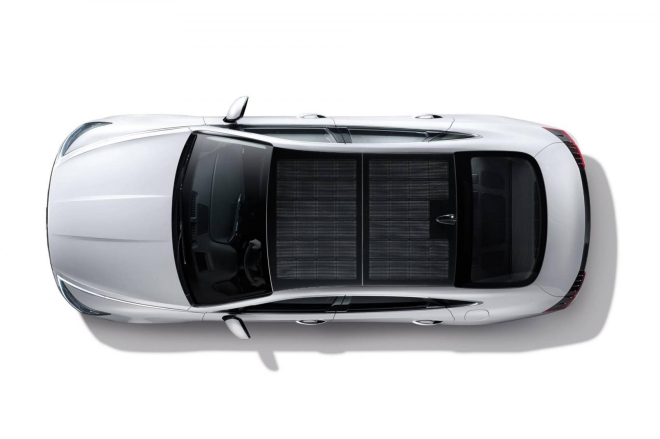 Điểm nhấn đáng chú ý của Hyundai Sonata Hybrid 2020 chính là hệ thống pin năng lượng mặt trời trên nóc