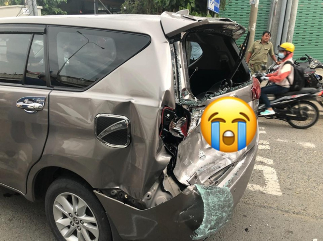 Thiệt hại của chiếc Toyota Innova trong vụ tai nạn liên hoàn