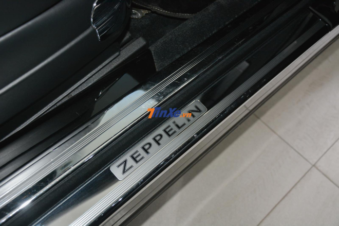 tên Zeppelin xuất hiện ở bậc cửa