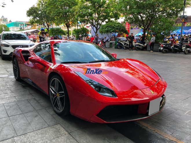 Sau thời gian dài ở Hà Nội, siêu xe mui trần Ferrari 488 Spider màu đỏ đã vào Nam