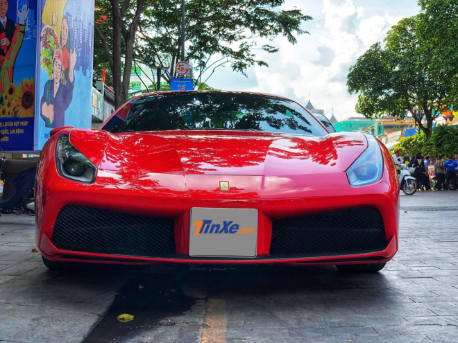 Siêu xe mui trần Ferrari 488 Spider đỗ trên phố đi bộ Nguyễn Huệ
